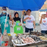 Relawan Sedulur Khofifah saat blusukan dan membagikan celemek di pasar tradisional.