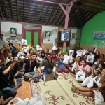 Warga saat menerima paket sembako dari Relawan Jawa Timur Bersama Ganjar-Mahfud atau Jatim Beragam. 