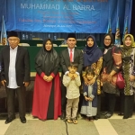 Ketua DPRD Kabupaten Mojokerto, Ayni Zuroh (berkerudung hijau daun) bersama keluarga besar Wakil Bupati Mojokerto, Muhammad Al Barra, di Universitas Padjadjaran.