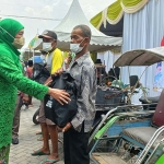 Gubenur Jawa Timur, Khofifah Indar Parawansa, saat memberikan paket sembako kepada para tukang becak di Kabupaten Mojokerto.