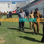 Bupati Kediri, Hanindhito Himawan Pramana, saat mengecek rumput Stadion Daha Jayati. Foto: MUJI HARJITA/BANGSAONLINE