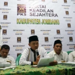 Ketua DPD PKS Jombang, Mustofa didampingi pengurus saat konferensi pers di kantornya, Sabtu (20/5/2017). foto: Rony Suhartomo/ BANGSAONLINE