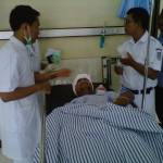 DIRAWAT. Supriyanto sedang dirawat di Rumah Umum Dr Koesma Tuban. foto : suwandi/bangsaonline