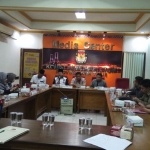 KPU Jatim dalam keterangan di media centre KPU Jatim, Senin (19/2).