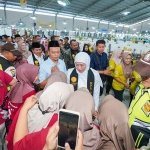 Gubernur Jawa Timur periode 2019-2024, Khofifah Indar Parawansa, saat menyapa pekerja PT Kareb Alam Sejahtera di Bojonegoro.