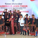 Gubernur Khofifah saat menemui masyarakat dari Jawa Timur di Kalimantan Tengah.