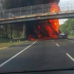 Api berkobar membakar truk tanki BBM dan mobil Avanza. Foto: medsos/WA