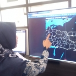  Kapoksi BMKG Tuban Zumrotul saat menunjuk ke peta cuaca.