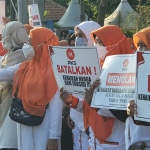 Simpatisan dan kader DPD PKS Kabupaten Pasuruan yang didominasi emak-emak saat demo menolak kenaikan harga BBM di Alun-Alun Bangil, Rabu (14/04).