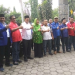 Sejumlah petinggi partai politik Kota Kediri saat mengantarkan pasangan Mas Abu – Neng Lik ke kantor KPU Kota Kediri.