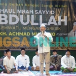 Bupati Gresik, Fandi Akhmad Yani, saat memberi sambutan ketika menghadiri Haul Mbah Sayyid Abdullah. Foto: SYUHUD/BANGSAONLINE