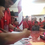 Tim 5 saat memeriksa berkas milik M. Arief Wicaksono dengan disaksikan para pendukungnya. foto: IWAN I/ BANGSAONLINE