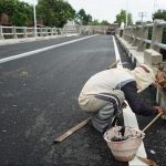 Pekerja saat menyelesaikan pekerjaannya di Jembatan Ngadi. Foto: Ist.