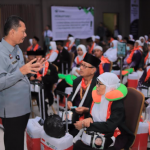 Petugas Kanwil Kemenkumham Jatim saat melayani CJH di Asrama Haji Sukolilo Surabaya