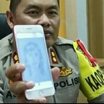 Kapolres Malang Kota AKBP Asfuri menunjukkan sketsa wajah korban.