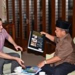 Kepala Bagian Politik dan Ekonomi Konsulat Jenderal (Konjen) Amerika Serikat (AS) di Surabaya, Brandon C, saat memberikan buku tentang AS ke Bupati Lamongan, Fadeli. (foto: haris/BANGSAONLINE)