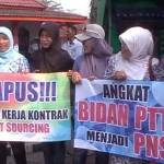 Para bidan PTT saat demo menuntut dipekerjakan sebagai PNS.