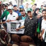 Wakil Ketua DPC PKB, H. M. Qosim bersama pengurus ketika meninjau dapur umum korban banjir Driyorejo. foto: syuhud/ BANGSAONLINE