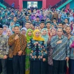 Gubernur Jawa Timur periode 2019-2024, Khofifah Indar Parawansa, saat bersama 1.600 guru dan tenaga pendidikan dalam Halal Bihalal Cabang Dinas Pendidikan se-Bakowil 1 Madiun.