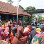 Bupati Malang, Sanusi, ketika menyapa warga saat meninjau akses di Desa Wonorejo.