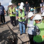 Peletakan batu pertama secara simbolis dilakukan oleh 7 pejabat yang merupakan perwakilan dari YBCMP dan Universitas. Foto: Ist