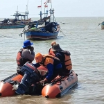 Tim SAR gabungan saat hendak melakukan pencarian nelayan yang hilang di Tuban.