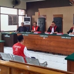 Terdakwa Jarno saat menjalani sidang perdana di Pengadilan Negeri Tuban.
