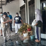 Bambang Haryo Soekartono (BHS) memberikan sembako ke warga isoman di Desa Candinegoro Wonoayu, Sabtu (7/8/2021). foto: Mustain/ BANGSAONLINE