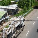 Kondisi jalan raya arteri Porong yang menghubungkan Malang-Surabaya dijadikan lahan parkir truk. (Agus HP/BangsaOnline.com)