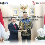 Menteri ATR/BPN, Agus Harimurti Yudhoyono, saat menerima penghargaan.