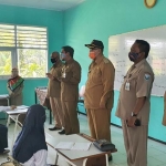 Wakil Bupati Probolinggo Timbul Prihanjoko saat memantau pelaksanaan uji coba pembelajaran tatap muka yang mulai diterapkan.