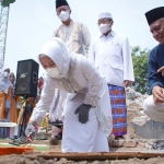 Wali Kota Mojokerto, Ika Puspitasari, saat meletakkan batu pertama untuk renovasi Masjid Baitul Ma