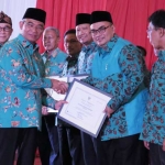 Wakil Bupati, Timbul Prihanjoko saat menerima penghargaan dari Mendikbud.