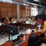Bupati Kediri Hanindhito Himawan Pramana saat memimpin rapat persiapan learning center kebandarudaraan untuk serap pekerja lokal. Foto: Ist.