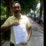 Suwarno menunjukan bukti perjanjian. (Dito/BangsaOnline.com)