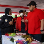 Bupati Kediri Hanindhito Himawan Pramana sedang berbincang dengan salah satu peserta lomba masak. Foto: Ist.
