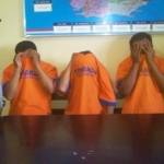 Keempat pelaku judi domino saat diamankan di Mapolres Kediri. (Arif Kurniawan/BangsaOnline.com)