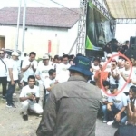 Tangkapan layar pria yang diduga Camat dan Lurah Kamulan saat mengikuti acara yang menghadirkan bakal calon bupati Rini Syarifah atau Mak Rini. Keduanya juga diduga memakai atribut dari bakal calon bupati Rini Syarifah.