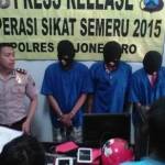 DIAMANKAN: Empat pelaku spesialis pencuri barang elektronik diamankan Polres Bojonegoro. Foto: Eky Nurhadi/BangsaOnline.com