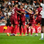 Pemain Sevilla merayakan gol Loic Bade ke gawang Valencia pada lanjutan Liga Spanyol.