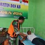 Tim Kesehatan Kodim Jombang ketika melakukan pengecekan kesehatan. foto: penrem