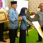 Wali Kota Ika Puspitasari dan Agung Muljono menyerahkan kunci simbolis kepada pemenang Honda PCX. foto: YUDI EP/ BANGSAONLINE