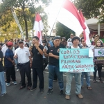 Aksi unjuk rasa mendukung kotak kosong pada Pilwali Surabaya 2024 di Gedung DPRD Surabaya, Selasa (17/9/2024)