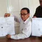 Supriyono (kiri) dan Ketua Umum LSM JCW (Java Corruption Watch), Sigit Imam Basuki (kanan) menunjukkan pembanding ijazah yang palsu dan asli yang digunakan dalam mendaftar calon legislatif. foto: NANANG I/ BANGSAONLINE