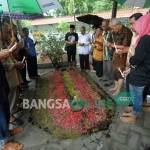 Warga lintas agama Jombang berdoa di pusara Gus Dur saat peringatan hari pahlawan nasional, Kamis (10/11). foto: RONY S/ BANGSAONLINE