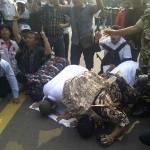 Massa Prabowo sujud syukur karena mendengar kabar burung MK putuskan Prabowo menang. Padahalhakim MK masih membaca berkas gugatan, eksepsi dan sebagainya, belum memutuskan. Foto: detik.com