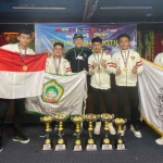 Siswa MBI Amanatul Ummah Mojokerto saat menjadi juara dalam lomba Robotik Internasional di Malaysia.