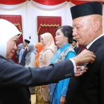 Gubernur Khofifah menyematkan secara langsung Tanda Kehormatan Republik Indonesia Satyalancana Karya Satya (SLKS) bagi 602 ASN Pemprov Jatim di Gedung Negara Grahadi Surabaya, Jum’at (18/8).
