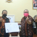 Bupati Jember Hendy Siswanto usai menandatangani MoU bersama Politeknik Pariwisata (Poltekpar) Lombok dan Association of the Indonesian Tours and Travel Agencies (Asita).