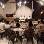 Suasana pertemuan pengurus Partai Gerindra Jawa Timur dengan Prof Dr KH Asep Saifuddin Chalim dan Muhammad Al Barra (Gus Barra) di Den Bey Mojosari Mojokerto, Jumat malam (5/4/2024). Foto: aris/bangsaonline